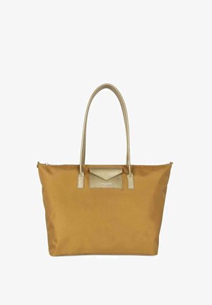 Sac en toile de couleur jaune moutarde avec des accents métalliques dorés et des poignées doubles, comportant un rabat de poche texturé et une fermeture éclair.