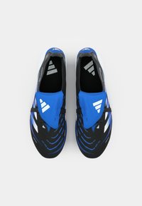 Modré a čierne atletické topánky s elegantným dizajnom, štruktúrovaným zvrškom a výraznými grafickými vzormi. Obsahujú jednoduchý slip-on štýl s minimálnym množstvom kovania.