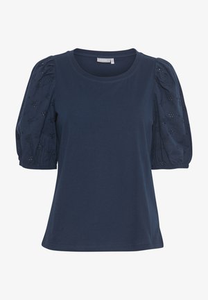 Tumesinine lühikeste varrukatega T-särk ümarate kaelustega, millel on puhvitud varrukad, mis on kaunistatud lillekirjaga ja kokku volditud detailidega.