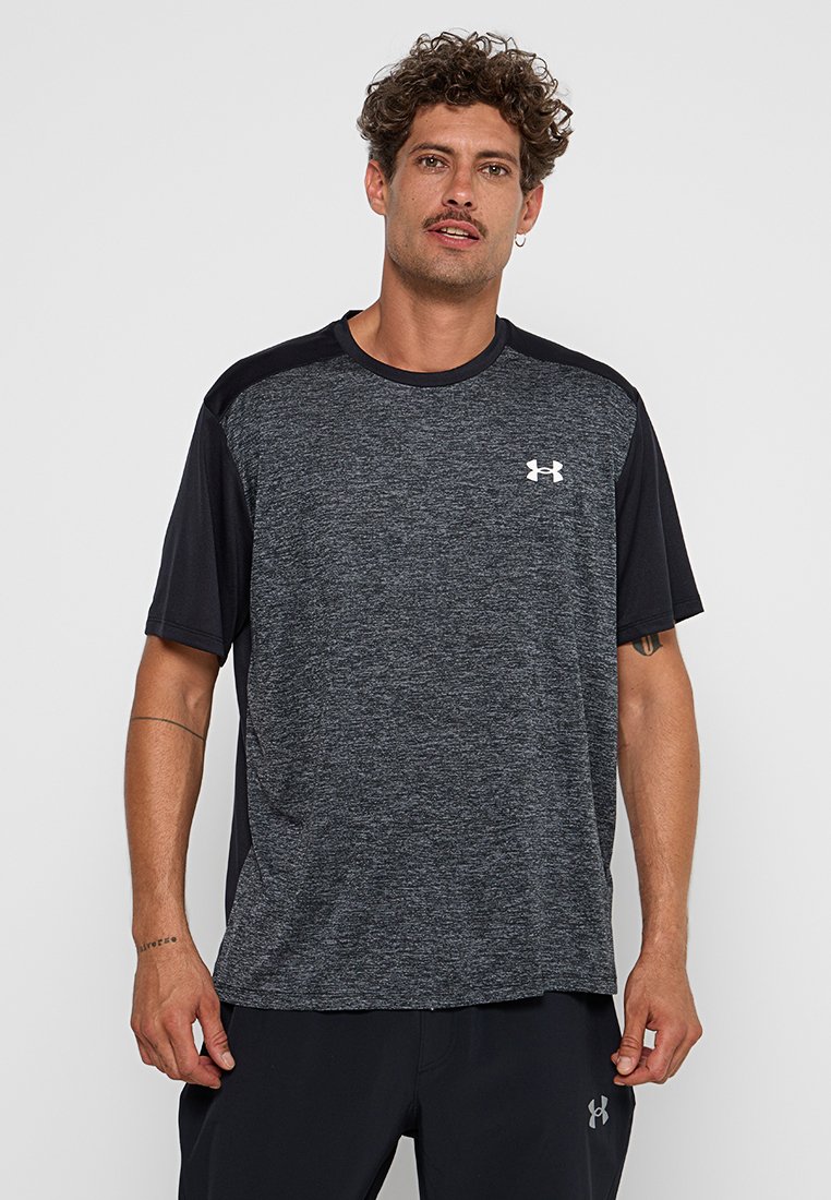 Korte mouwen sportshirt in donkergrijs met zwarte accenten. Beschikt over een ronde hals en een Under Armour-logo op de linker borst. Soepele, gestructureerde stof.