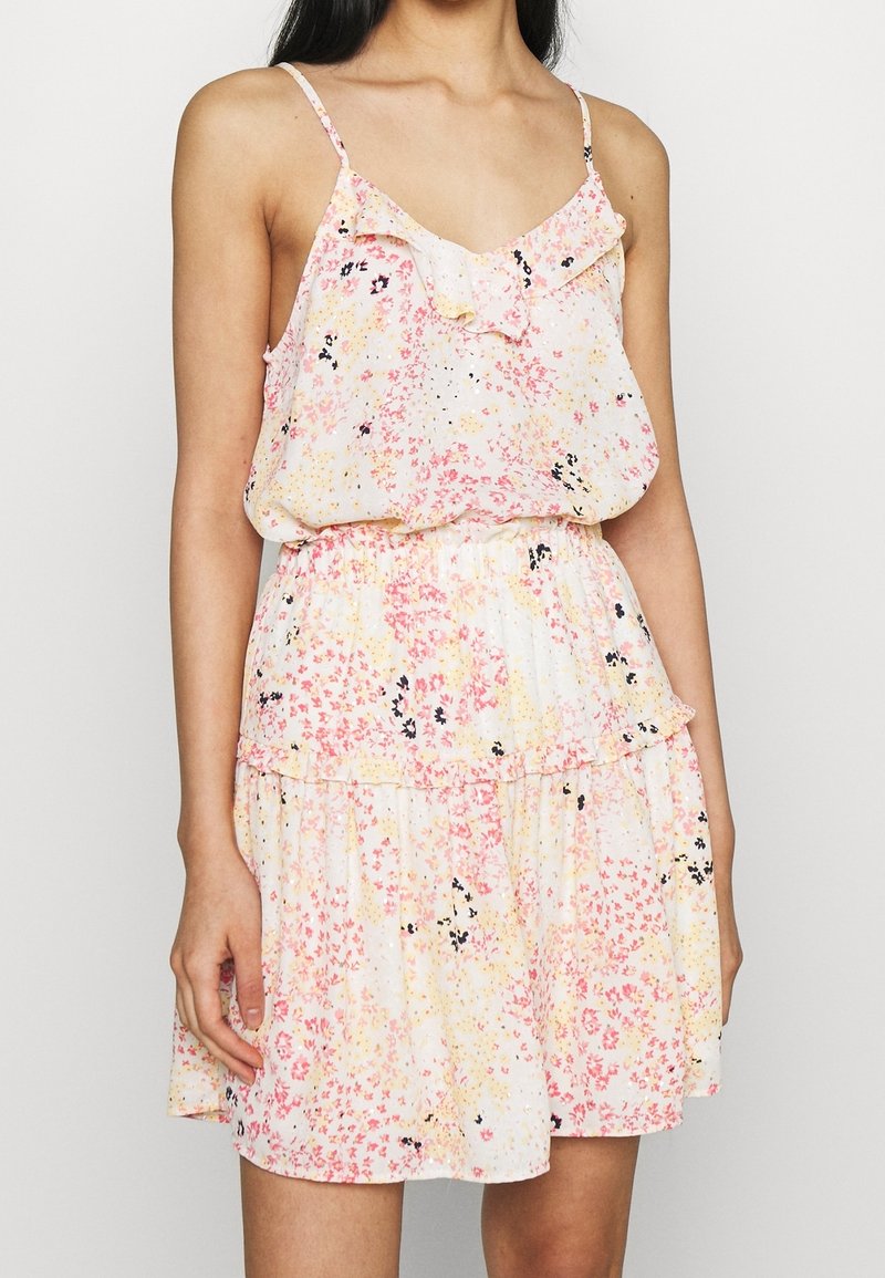 Kwiatowa mini sukienka w różowe, żółte i czarne wzory. Wykonana z lekkiego materiału, z cienkimi ramiączkami i falbaniastego dekoltu.