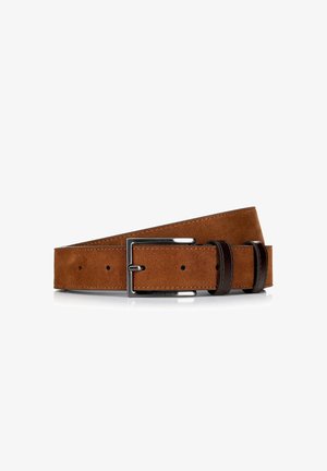 Cintura in suede marrone con una fibbia rettangolare in metallo argentato, dotata di due accenti in pelle scura e numerosi fori di regolazione. Texture liscia.