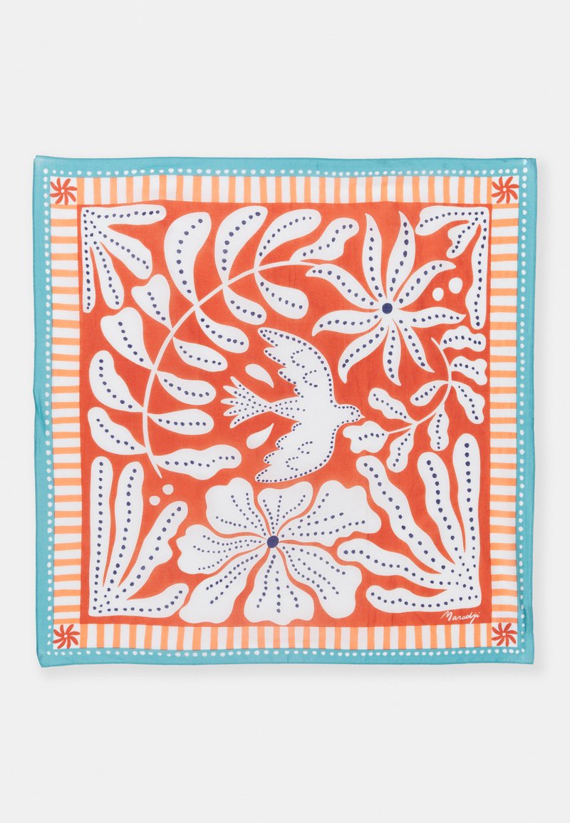 Šarena kvadratna marama s crvenom pozadinom na kojoj su bijeli cvjetni i ptičji uzorci, obrubljena plavim i narančastim prugastim rubovima.