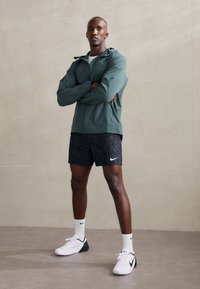 Nike Performance UNLIMITED - Tréning dzseki - vintage green/black