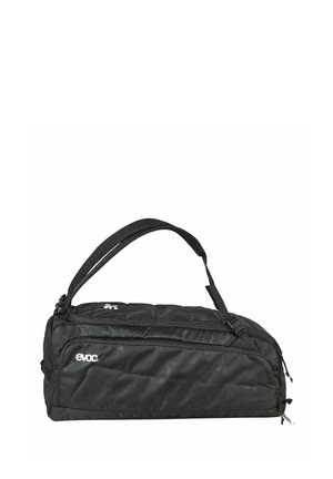 Schwarze rechteckige, weiche Sport-Duffle-Tasche mit gepolstertem, verstellbarem Schultergurt und weißem "evoc"-Logo auf der Seitentasche.