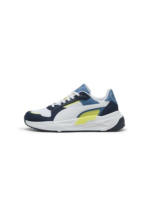 Zapatilla blanca, azul marino y azul claro con toques amarillos, diseño con cordones y suela blanca gruesa.