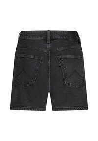Shorts en denim noir à taille haute, avec deux poches arrière et une étiquette en tissu. La texture est lisse avec un léger éclat et des coutures soignées.