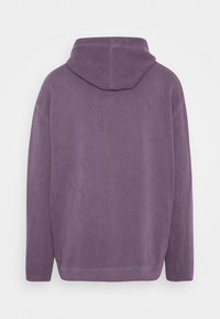 Fialová mikina s kapucí a dlouhými rukávy, vyrobena z měkké látky. Má jednoduchý design a žebrované manžety na spodním lemu a rukávech.