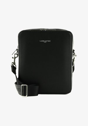 Zwarte leren schoudertas met een rechthoekige vorm, ritssluiting, zilverkleurige hardware en een verstelbare schouderriem. Bevat het logo "LANCASTER PARIS".