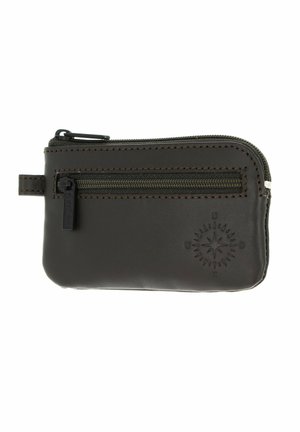 Petite pochette en cuir marron foncé avec poche zippée à l’avant et motif de boussole embossé sur fond blanc.