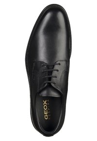 Scarpe eleganti in pelle nera con finitura liscia, sei fori per i lacci e punta arrotondata. Logo dorato "GEOX RESPIRA" ben visibile sulla soletta.