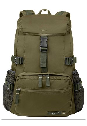 Grüner Stoff-Rucksack mit Klappe, verstellbaren Trägern, seitlichen Netz-Taschen und mehreren mit Reißverschluss verschließbaren Fächern zur Aufbewahrung.