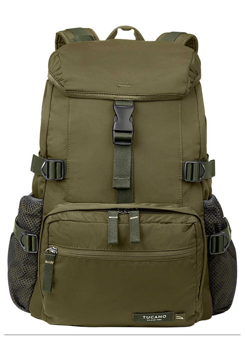 Groene stoffen rugzak met een klep, verstelbare schouderbanden, zijmesh zakken en meerdere met rits gesloten compartimenten voor opslag.