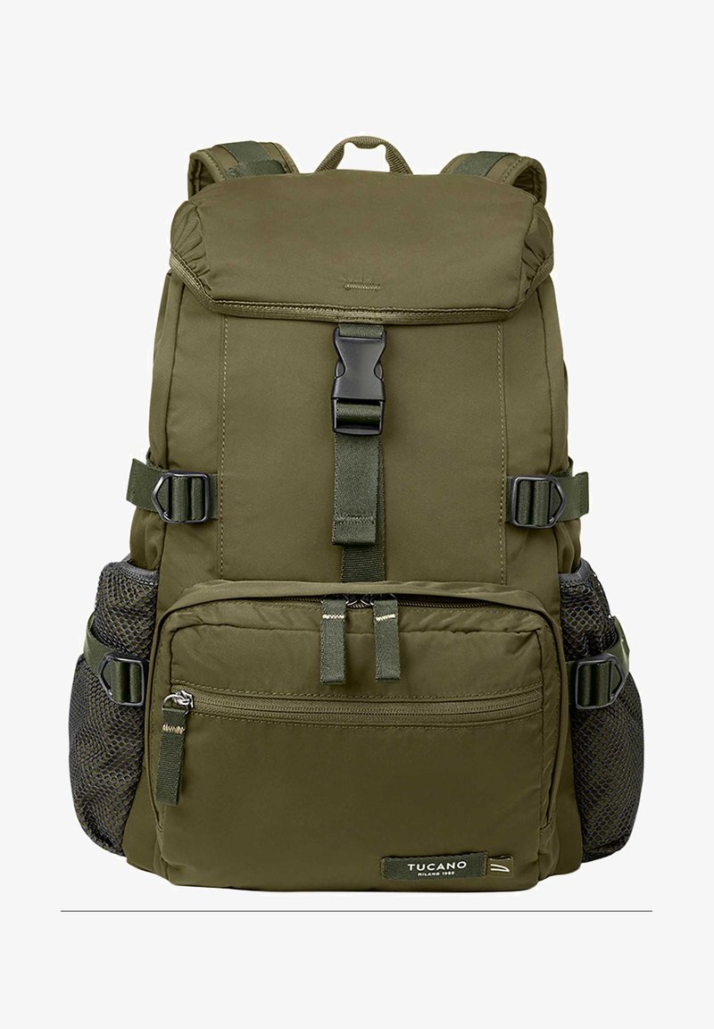 Groene stoffen rugzak met een klep, verstelbare schouderbanden, zijmesh zakken en meerdere met rits gesloten compartimenten voor opslag.