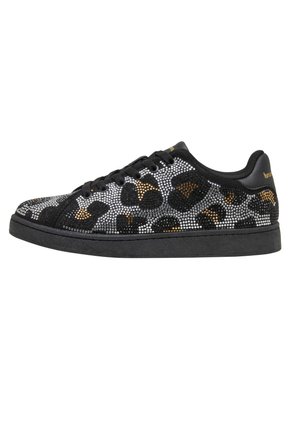 Zwarte sneaker met luipaardprintpatroon gemaakt van kleine glanzende studs, zwarte veters en zwarte zool.