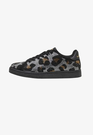 Sort sneakers med leopardprintmønster lavet af små skinnende nitter, sorte snørebånd og sort sål.