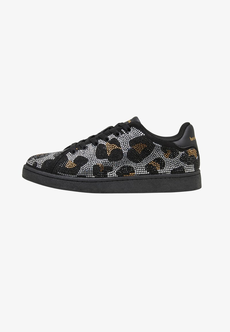 Baskets noires avec motif léopard composé de petits clous brillants, lacets noirs et semelle noire.