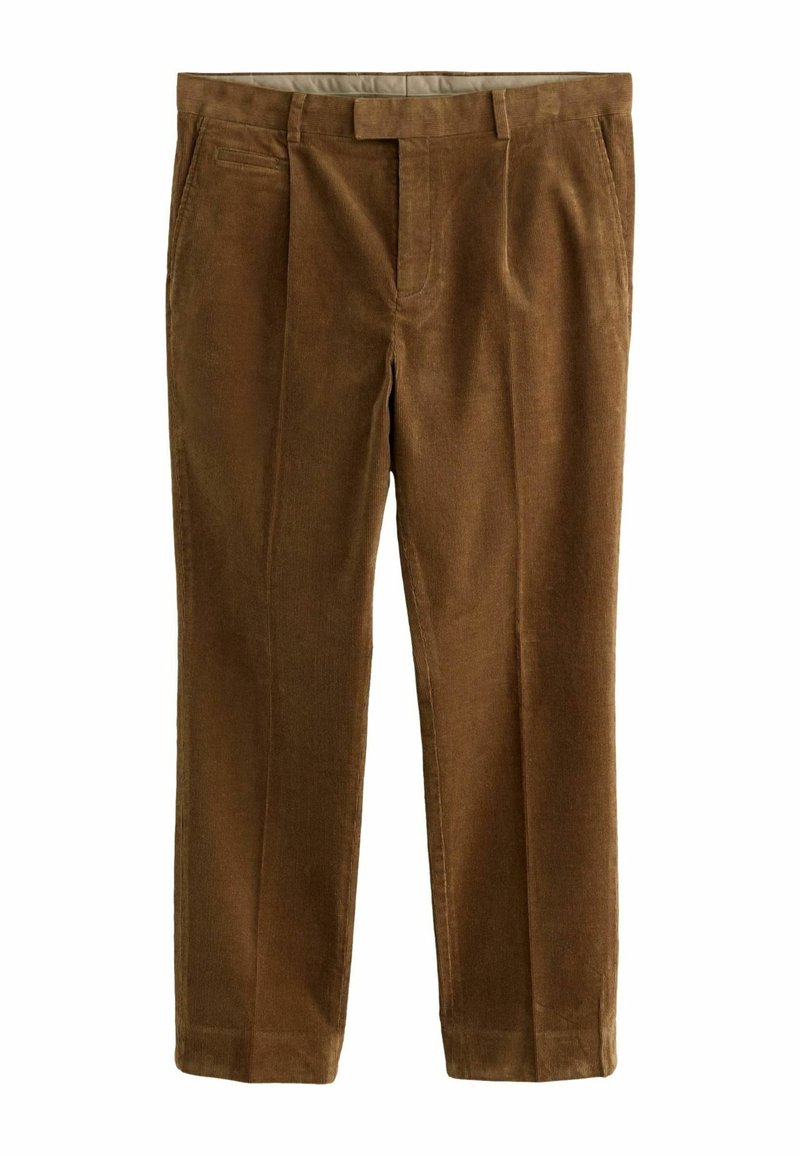 Pantaloni din corduroy maro cu o textură fină, având talie medie, pliuri frontale și buzunare laterale. Croi ajustat cu un design curat.