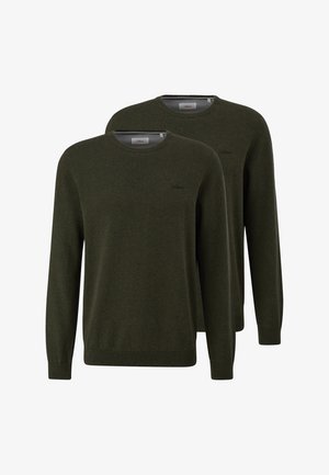 Due maglioni a maniche lunghe color verde scuro con scollo rotondo, polsini e orlo a coste, con un piccolo logo ricamato sul petto.