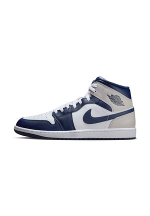 Wysokie sneakersy Nike Air Jordan w kolorach białym, granatowym i szarym z sznurowadłami oraz logo skrzydeł Air Jordan na kołnierzu przy kostce.