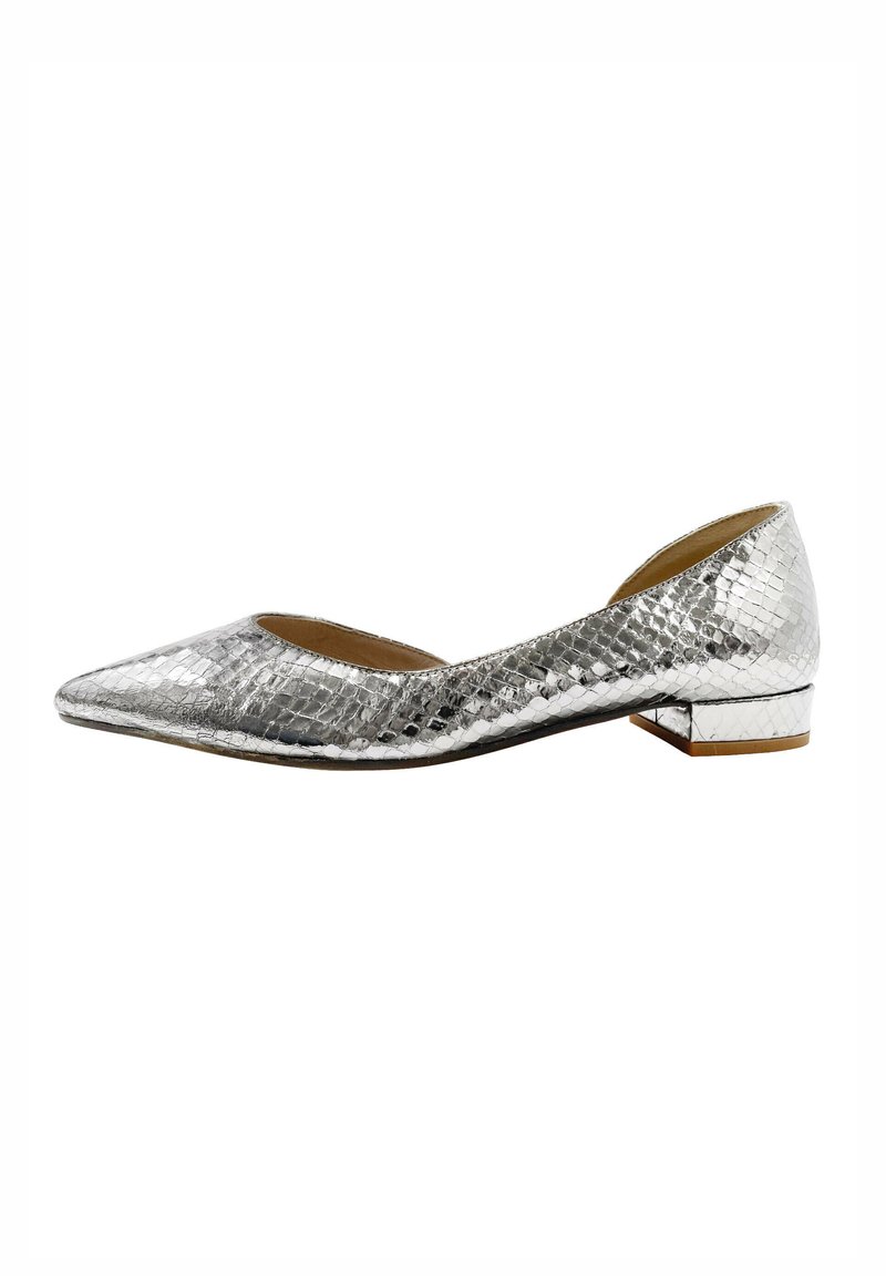 Ballerines synthétiques argentées avec un motif reptilien, bout pointu et petit talon carré. Texture lisse avec une surface réfléchissante.