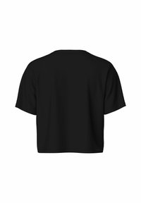 Melna īsā krekla tipa blūze, kas izgatavota no mīkstas auduma, ar īsām piedurknēm, apaļu kakla izgriezumu un brīvu piegriezumu. Nav redzamu grafiku vai rakstu.