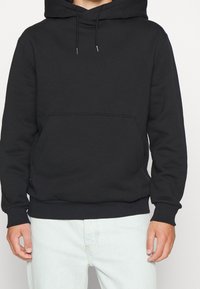 Filippa K Kapuzenpullover - black