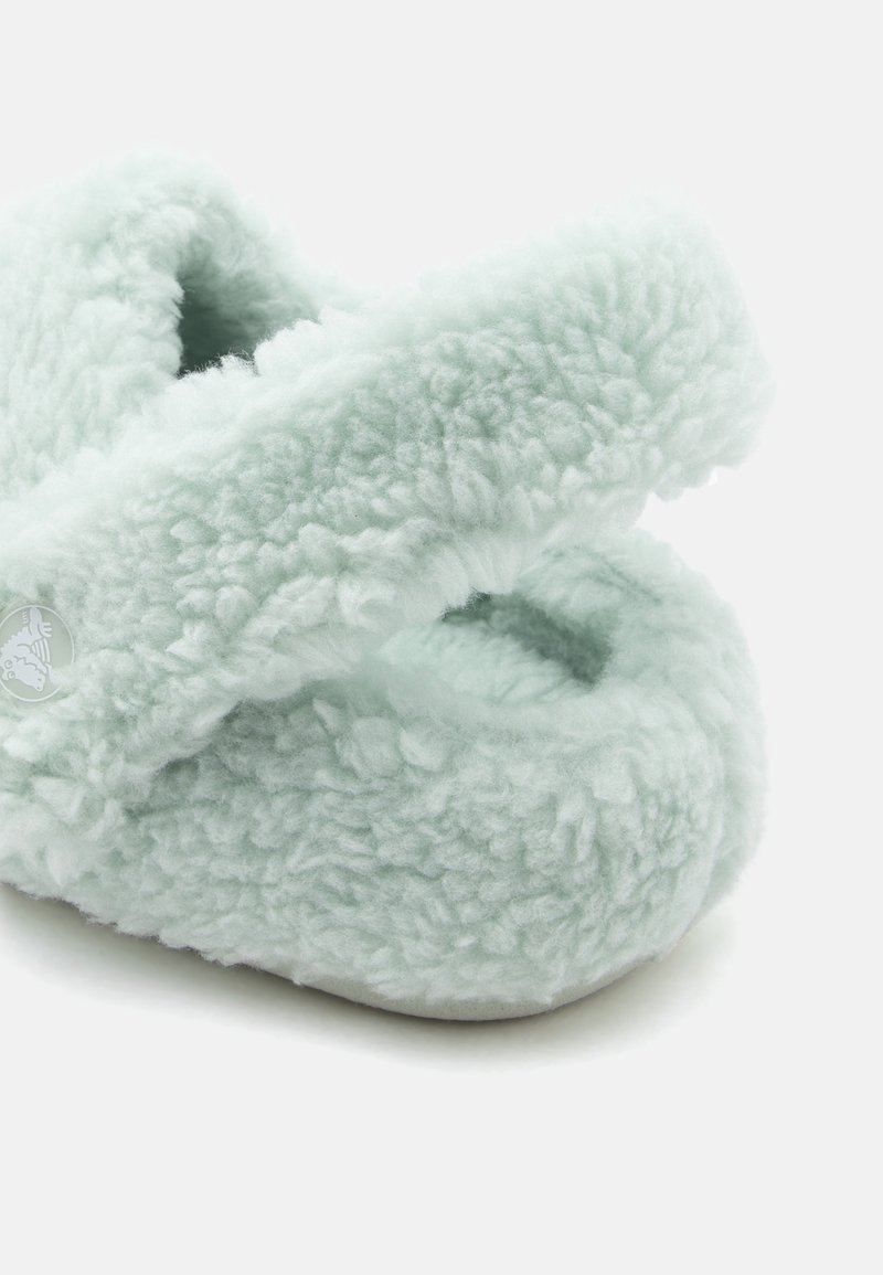 Botas para bebé de forro polar suave y azul verdoso claro, con un exterior texturizado y esponjoso y un diseño de punta cerrada.