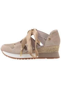 Sneakers beige con zeppa, caratterizzate da una parte superiore testurizzata, lacci in raso, dettagli dorati e una midsole intrecciata in juta.