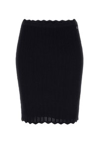 Falda de punto negra con un diseño ajustado. Presenta una cinturilla ondulada con ondas y una silueta recta. Textura suave.