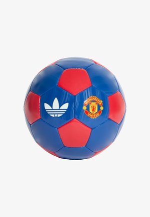 Pallone da calcio blu e rosso con logo Adidas e stemma del Manchester United sui pannelli visibili su sfondo bianco.