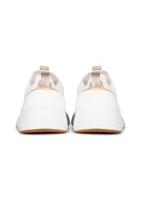Zapatillas deportivas blancas con una parte superior texturizada y un detalle en dorado en la parte trasera. Cuentan con una media suela blanca y una suela de goma marrón clara.