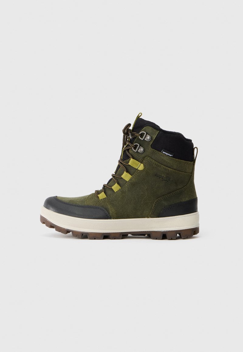 Ghete de drumeție din suede verde cu accente negre, talpă din cauciuc durabil, design cu șnururi și capac de vârf întărit. Îmbunătățirile includ suport scurt pentru gleznă.