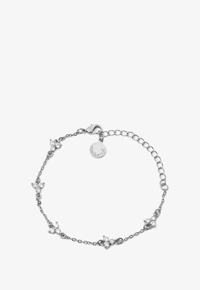 Pulsera de cadena de plata con múltiples pequeños acentos de cristal transparente, que presenta un cierre de langosta y una etiqueta circular adjunta.