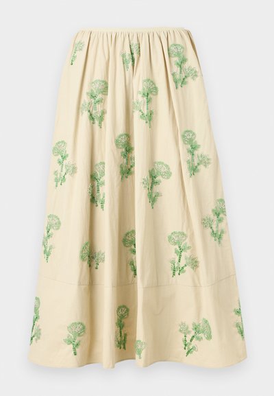 Μπεζ μίντι φούστα με σούρωμα στη μέση και πράσινη κεντητή διακόσμηση με λουλούδια διάσπαρτη στο ύφασμα.