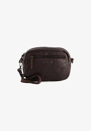 Braune Leder-Wristlet-Tasche mit vorderer Reißverschlusstasche, geprägtem "VENEZIA"-Logo und abnehmbarem Tragegurt auf weißem Hintergrund.