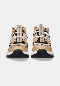 Zapatillas deportivas beige y negras con parte superior de malla texturizada, cordones en contraste y cuello acolchado. Incluye una suela acolchada y acentos de logo.