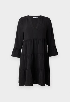 Crna haljina s V-izrezom, tri četvrtine lepršavih rukava i slojevitom dizajnom. Izrađena od lagane tkanine s teksturiranim izgledom.