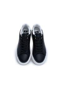 Sneaker nere con tomaia in sintetico liscia, chiusura con lacci, suola bianca e colletto imbottito. Design minimalista, senza loghi o fantasie visibili.