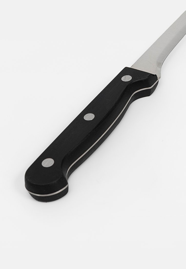 Nóż z czarną rączką i stalowym ostrzem, z trzema srebrnymi nitami i kontrastującą srebrną linią wzdłuż rączki.