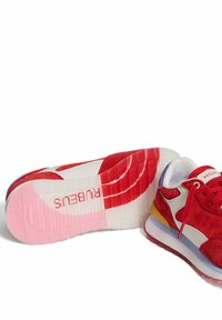 Zapatillas deportivas de ante rojo con acentos blancos, que presentan un talón multicolor, una suela de goma texturizada y un logotipo impreso en la parte inferior.