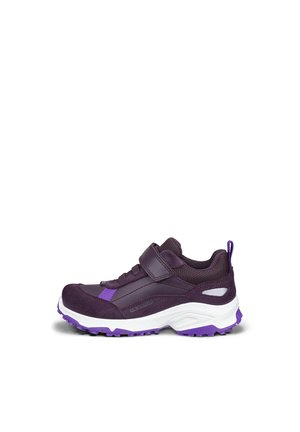Sneaker impermeabile viola scuro con cinturino in velcro, tomaia in mesh e suola robusta bianca e viola, visto di lato su sfondo bianco.