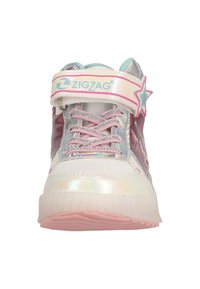 Hvide og iriserende højtop sneakers med pink accenter, metallisk stjernesyn, stofsnørebånd og justerbar rem med "ZIGZAG" logo.