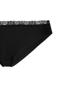 Czarne damskie majtki w stylu bikini z delikatną koronkową gumką w kwiatowy wzór i gładkim materiałem na białym tle.