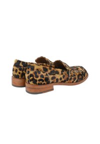 Mocassini con stampa leopardata, parte superiore in pelliccia testurizzata, tacco in legno marrone e design a punta rotonda. Presentano macchie nere su uno sfondo beige.
