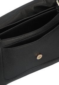 Sort læderclutch i sort med tekstureret overflade, der har en guldsnaplukning og to interne rum til organiseret opbevaring.