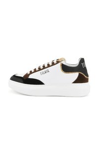 Sneaker bianche con accenti in suede nero e marrone, dotate di punta rotonda, suola spessa bianca, design con lacci e marchio impresso sul tallone.