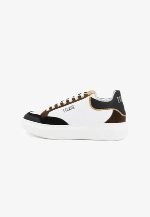 Sneaker bianche con accenti in suede nero e marrone, dotate di punta rotonda, suola spessa bianca, design con lacci e marchio impresso sul tallone.