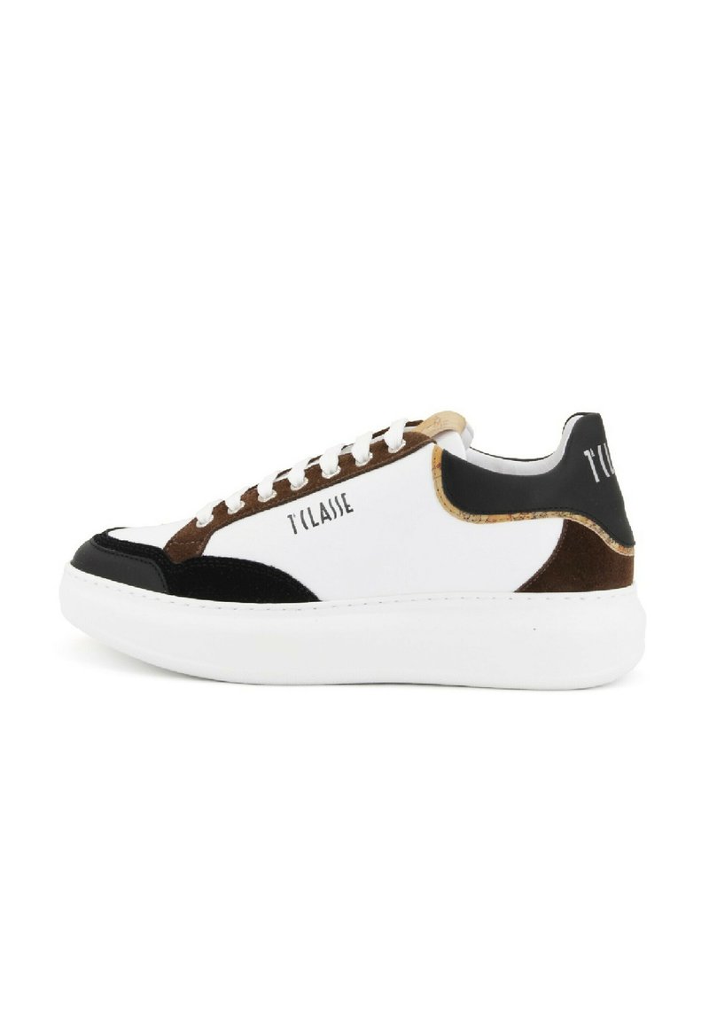 Sneaker bianche con accenti in suede nero e marrone, dotate di punta rotonda, suola spessa bianca, design con lacci e marchio impresso sul tallone.