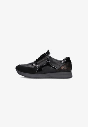 Zwarte sportieve schoen van gepatenteerd leer en suede materialen, met een zijrits, textuurdetails en een rubberen zool.
